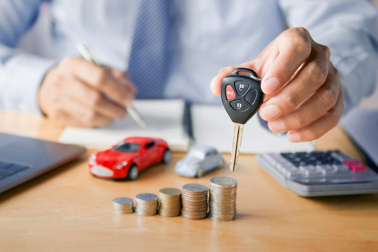 car-dealer-hand-holding-key_34152-992